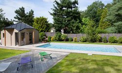 Pool House piscine avec salon de jardin - Hénocque Piscines